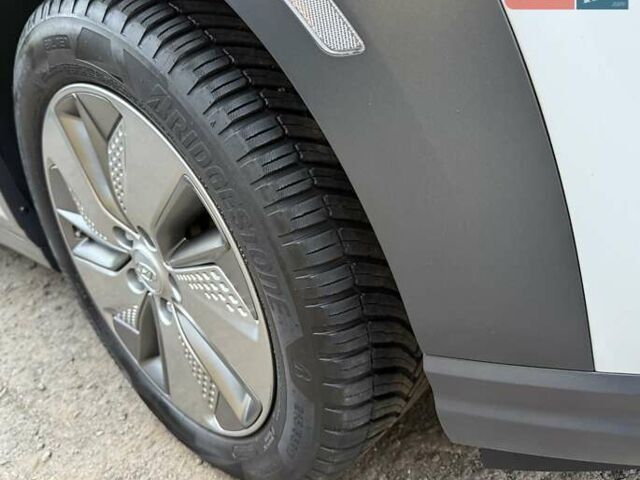 Белый Хендай Kona Electric, объемом двигателя 0 л и пробегом 92 тыс. км за 17950 $, фото 17 на Automoto.ua