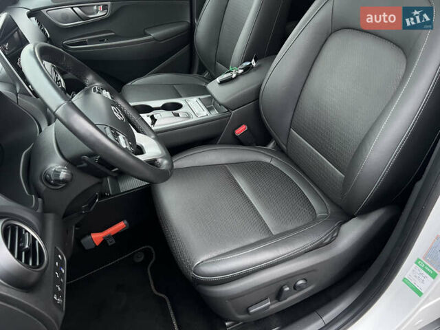 Белый Хендай Kona Electric, объемом двигателя 0 л и пробегом 111 тыс. км за 18570 $, фото 30 на Automoto.ua