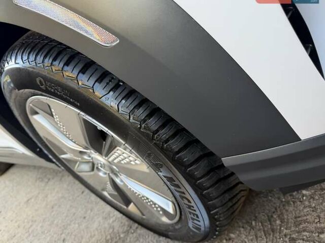 Білий Хендай Kona Electric, об'ємом двигуна 0 л та пробігом 64 тис. км за 16950 $, фото 21 на Automoto.ua
