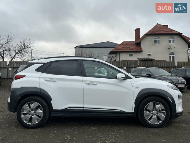 Белый Хендай Kona Electric, объемом двигателя 0 л и пробегом 111 тыс. км за 18570 $, фото 8 на Automoto.ua