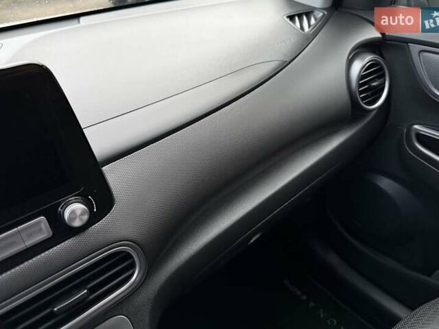 Белый Хендай Kona Electric, объемом двигателя 0 л и пробегом 92 тыс. км за 17950 $, фото 81 на Automoto.ua