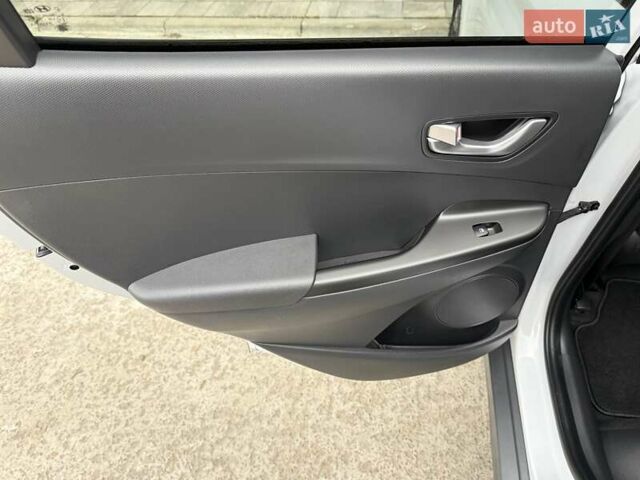 Белый Хендай Kona Electric, объемом двигателя 0 л и пробегом 64 тыс. км за 21499 $, фото 64 на Automoto.ua