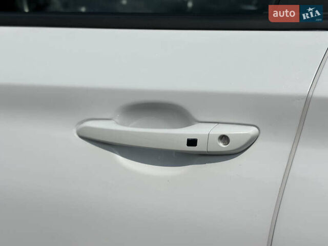 Білий Хендай Kona Electric, об'ємом двигуна 0 л та пробігом 93 тис. км за 18900 $, фото 25 на Automoto.ua