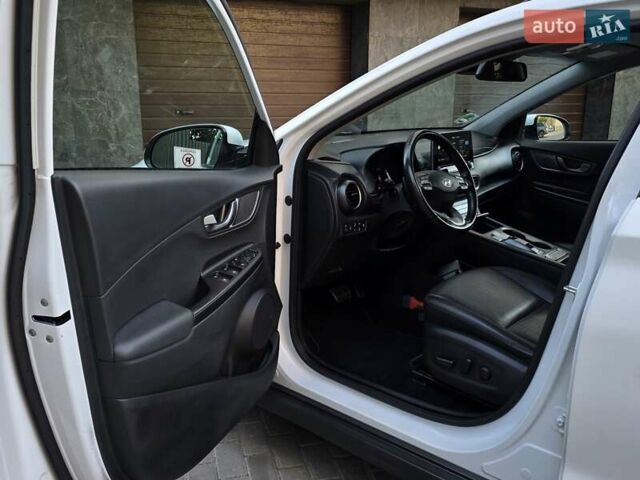Білий Хендай Kona Electric, об'ємом двигуна 0 л та пробігом 113 тис. км за 18199 $, фото 20 на Automoto.ua