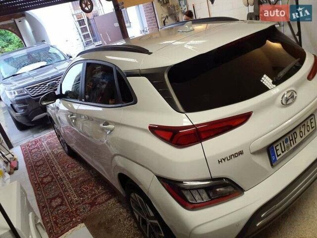 Белый Хендай Kona Electric, объемом двигателя 0 л и пробегом 64 тыс. км за 21499 $, фото 110 на Automoto.ua
