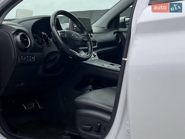 Білий Хендай Kona Electric, об'ємом двигуна 0 л та пробігом 70 тис. км за 19828 $, фото 27 на Automoto.ua