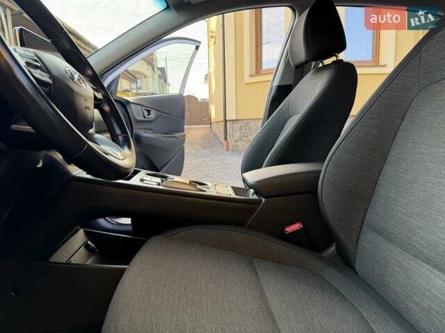 Білий Хендай Kona Electric, об'ємом двигуна 0 л та пробігом 64 тис. км за 16950 $, фото 64 на Automoto.ua