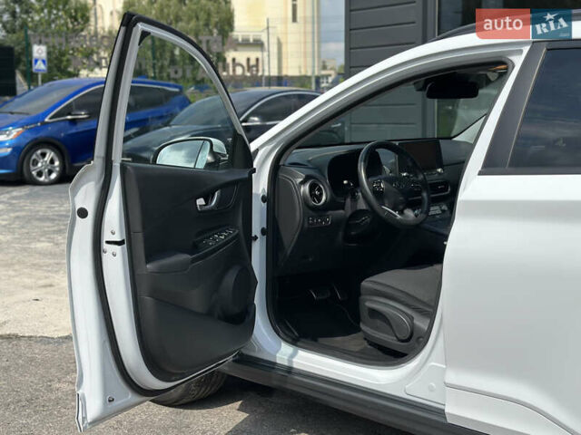 Білий Хендай Kona Electric, об'ємом двигуна 0 л та пробігом 93 тис. км за 18900 $, фото 26 на Automoto.ua