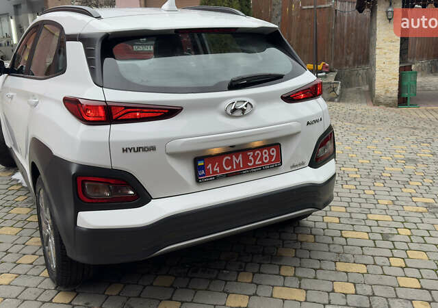 Белый Хендай Kona Electric, объемом двигателя 0 л и пробегом 124 тыс. км за 17494 $, фото 73 на Automoto.ua