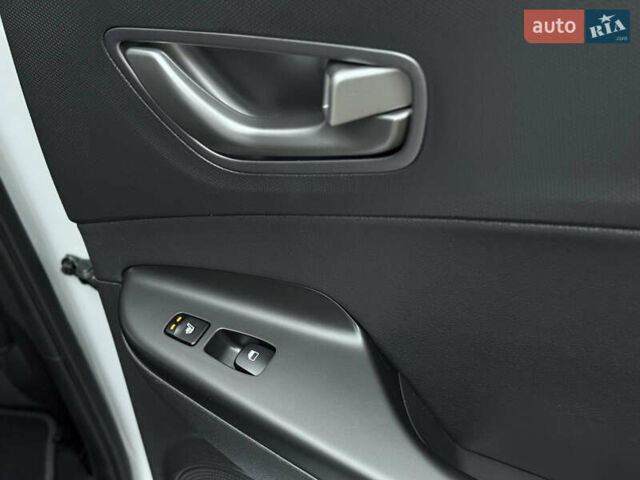 Белый Хендай Kona Electric, объемом двигателя 0 л и пробегом 98 тыс. км за 18999 $, фото 33 на Automoto.ua