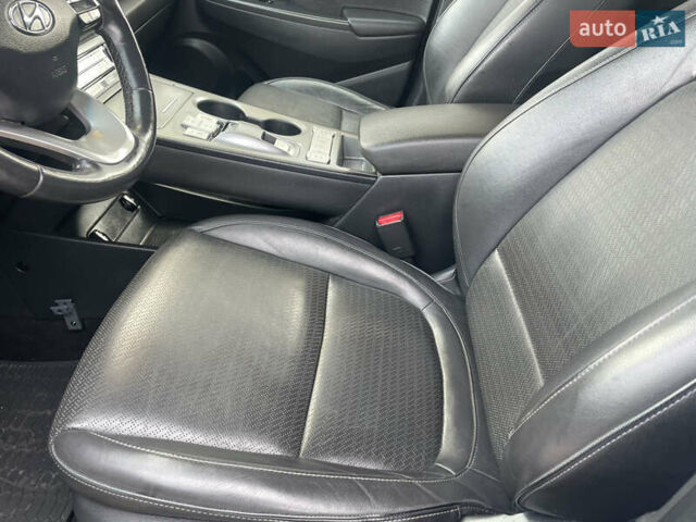 Белый Хендай Kona Electric, объемом двигателя 0 л и пробегом 117 тыс. км за 16500 $, фото 27 на Automoto.ua