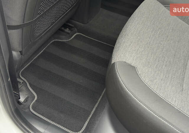 Белый Хендай Kona Electric, объемом двигателя 0 л и пробегом 124 тыс. км за 17494 $, фото 30 на Automoto.ua