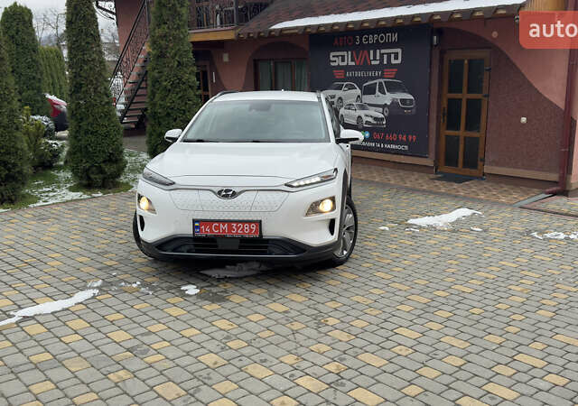 Белый Хендай Kona Electric, объемом двигателя 0 л и пробегом 124 тыс. км за 17494 $, фото 7 на Automoto.ua