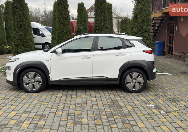 Белый Хендай Kona Electric, объемом двигателя 0 л и пробегом 124 тыс. км за 17494 $, фото 10 на Automoto.ua