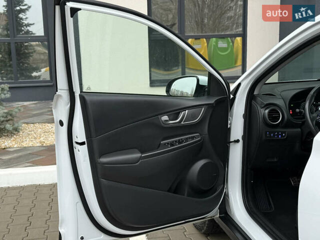 Белый Хендай Kona Electric, объемом двигателя 0 л и пробегом 98 тыс. км за 18999 $, фото 14 на Automoto.ua