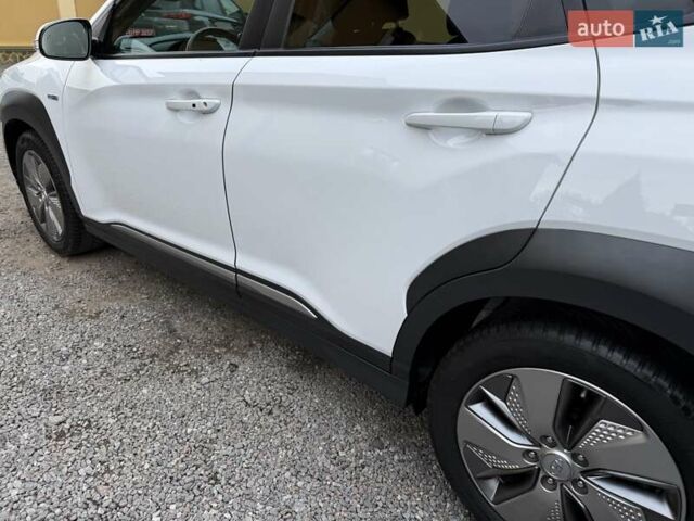 Белый Хендай Kona Electric, объемом двигателя 0 л и пробегом 92 тыс. км за 17950 $, фото 34 на Automoto.ua