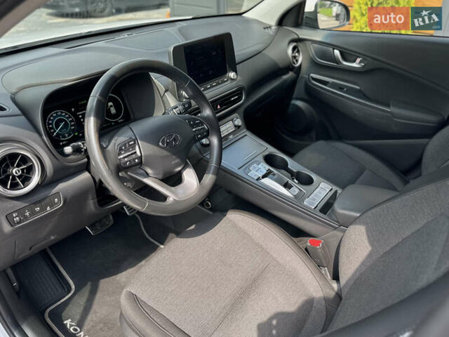 Білий Хендай Kona Electric, об'ємом двигуна 0 л та пробігом 93 тис. км за 18900 $, фото 33 на Automoto.ua