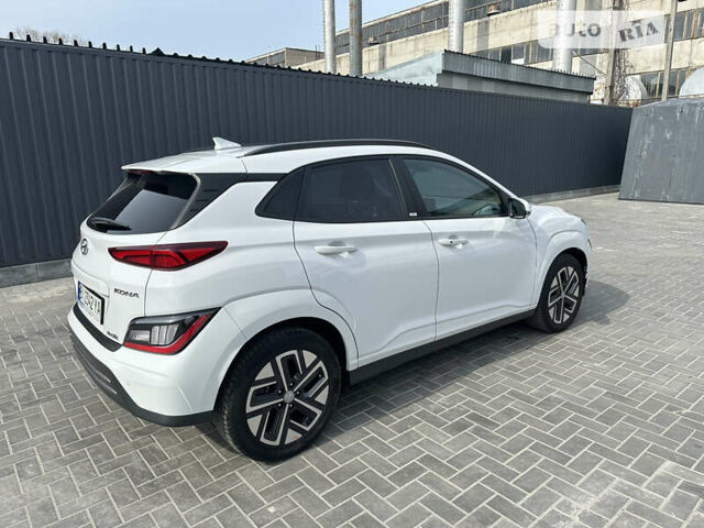 Белый Хендай Kona Electric, объемом двигателя 0 л и пробегом 52 тыс. км за 23400 $, фото 4 на Automoto.ua