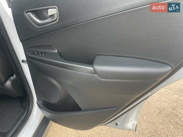 Белый Хендай Kona Electric, объемом двигателя 0 л и пробегом 117 тыс. км за 16500 $, фото 17 на Automoto.ua