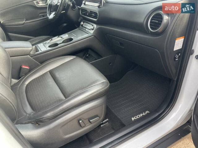 Белый Хендай Kona Electric, объемом двигателя 0 л и пробегом 117 тыс. км за 16500 $, фото 22 на Automoto.ua
