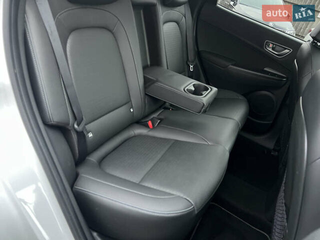 Белый Хендай Kona Electric, объемом двигателя 0 л и пробегом 111 тыс. км за 18570 $, фото 45 на Automoto.ua