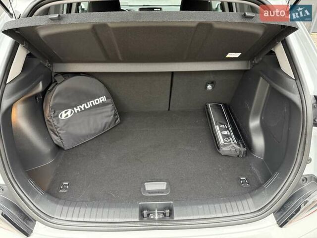 Белый Хендай Kona Electric, объемом двигателя 0 л и пробегом 64 тыс. км за 21499 $, фото 76 на Automoto.ua