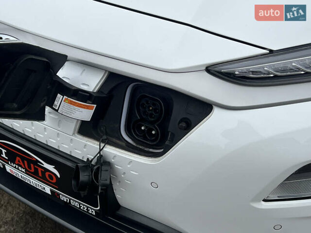 Белый Хендай Kona Electric, объемом двигателя 0 л и пробегом 111 тыс. км за 18570 $, фото 86 на Automoto.ua