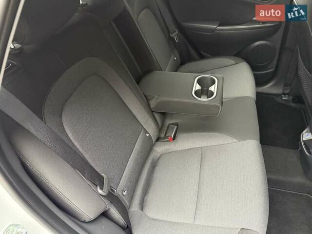 Белый Хендай Kona Electric, объемом двигателя 0 л и пробегом 64 тыс. км за 21499 $, фото 72 на Automoto.ua