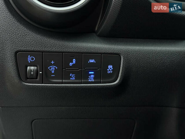 Белый Хендай Kona Electric, объемом двигателя 0 л и пробегом 98 тыс. км за 18999 $, фото 18 на Automoto.ua