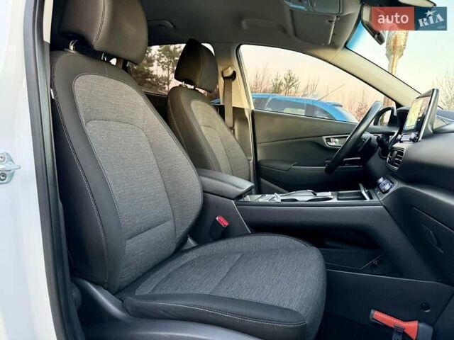 Белый Хендай Kona Electric, объемом двигателя 0 л и пробегом 78 тыс. км за 17250 $, фото 70 на Automoto.ua