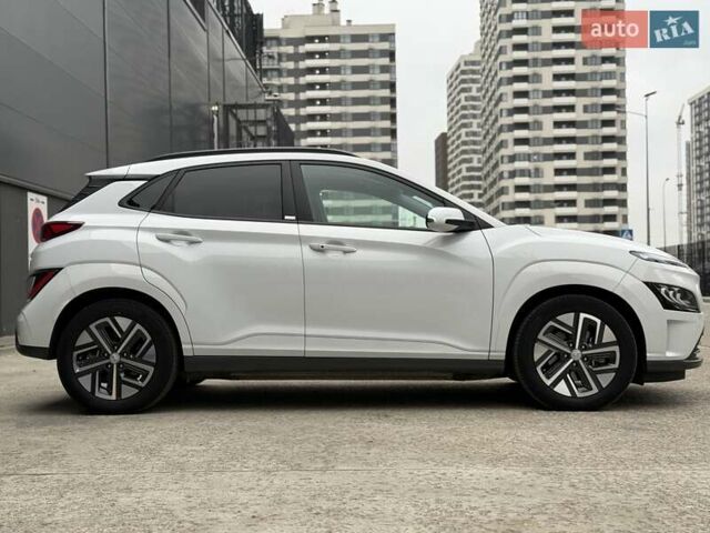 Белый Хендай Kona Electric, объемом двигателя 0 л и пробегом 64 тыс. км за 21499 $, фото 3 на Automoto.ua