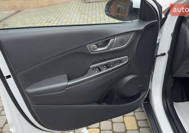 Белый Хендай Kona Electric, объемом двигателя 0 л и пробегом 124 тыс. км за 17494 $, фото 20 на Automoto.ua