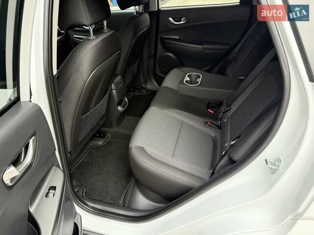 Белый Хендай Kona Electric, объемом двигателя 0 л и пробегом 64 тыс. км за 21499 $, фото 68 на Automoto.ua