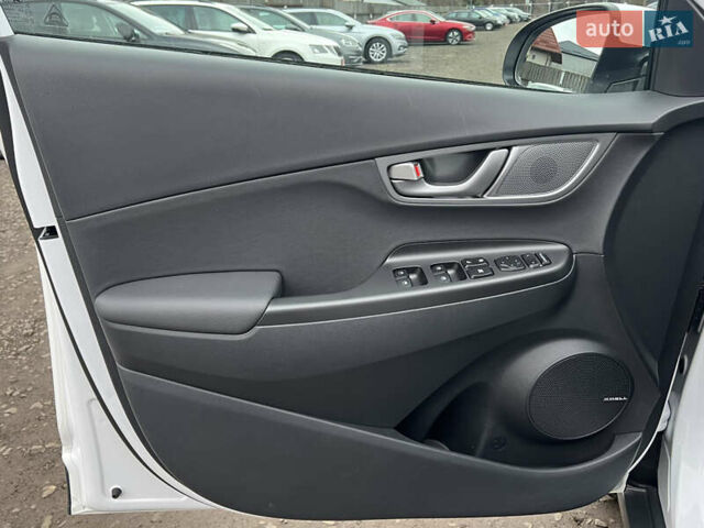 Белый Хендай Kona Electric, объемом двигателя 0 л и пробегом 111 тыс. км за 18570 $, фото 34 на Automoto.ua