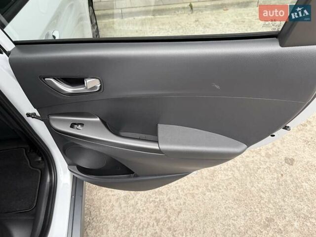 Белый Хендай Kona Electric, объемом двигателя 0 л и пробегом 64 тыс. км за 21499 $, фото 74 на Automoto.ua