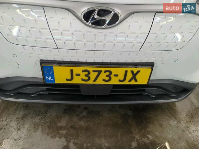 Білий Хендай Kona Electric, об'ємом двигуна 0 л та пробігом 100 тис. км за 19700 $, фото 11 на Automoto.ua