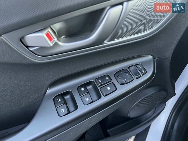 Білий Хендай Kona Electric, об'ємом двигуна 0 л та пробігом 70 тис. км за 19828 $, фото 62 на Automoto.ua
