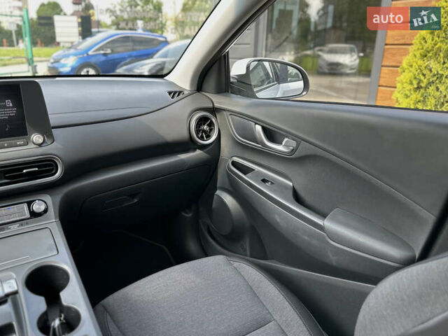 Білий Хендай Kona Electric, об'ємом двигуна 0 л та пробігом 93 тис. км за 18900 $, фото 50 на Automoto.ua