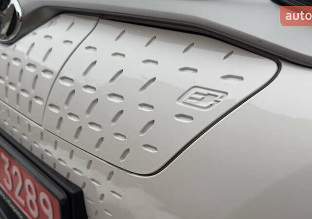 Белый Хендай Kona Electric, объемом двигателя 0 л и пробегом 124 тыс. км за 17494 $, фото 16 на Automoto.ua