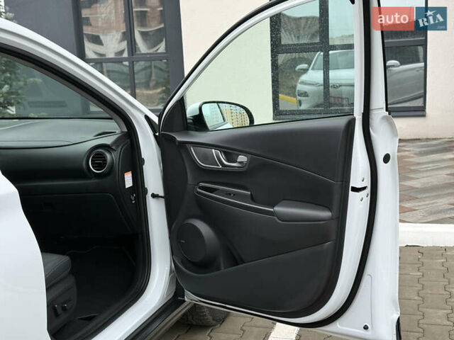Белый Хендай Kona Electric, объемом двигателя 0 л и пробегом 98 тыс. км за 18999 $, фото 23 на Automoto.ua