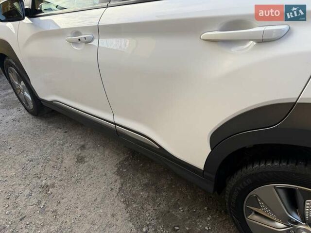 Білий Хендай Kona Electric, об'ємом двигуна 0 л та пробігом 64 тис. км за 16950 $, фото 5 на Automoto.ua