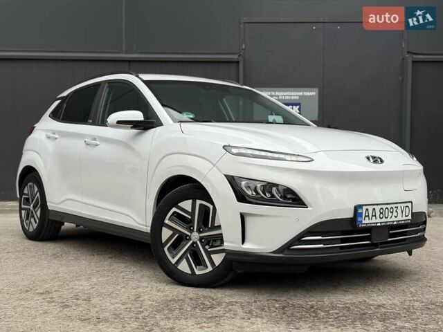 Белый Хендай Kona Electric, объемом двигателя 0 л и пробегом 64 тыс. км за 21499 $, фото 24 на Automoto.ua