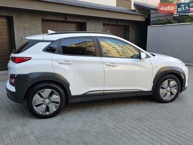 Білий Хендай Kona Electric, об'ємом двигуна 0 л та пробігом 113 тис. км за 18199 $, фото 11 на Automoto.ua