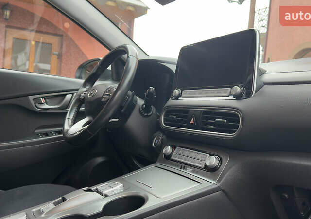Белый Хендай Kona Electric, объемом двигателя 0 л и пробегом 124 тыс. км за 17494 $, фото 43 на Automoto.ua