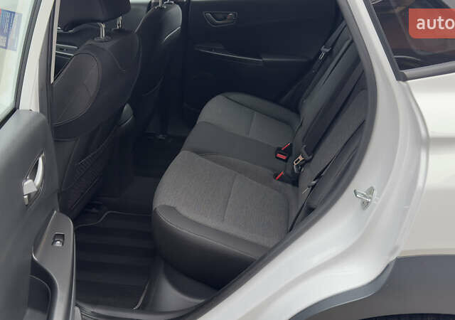 Белый Хендай Kona Electric, объемом двигателя 0 л и пробегом 124 тыс. км за 17494 $, фото 28 на Automoto.ua