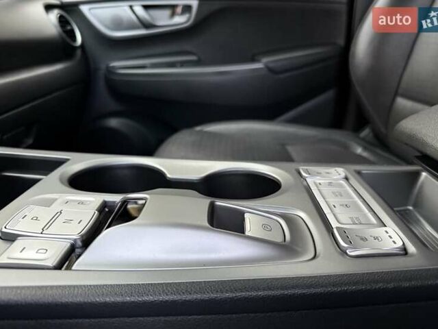 Белый Хендай Kona Electric, объемом двигателя 0 л и пробегом 92 тыс. км за 17950 $, фото 78 на Automoto.ua