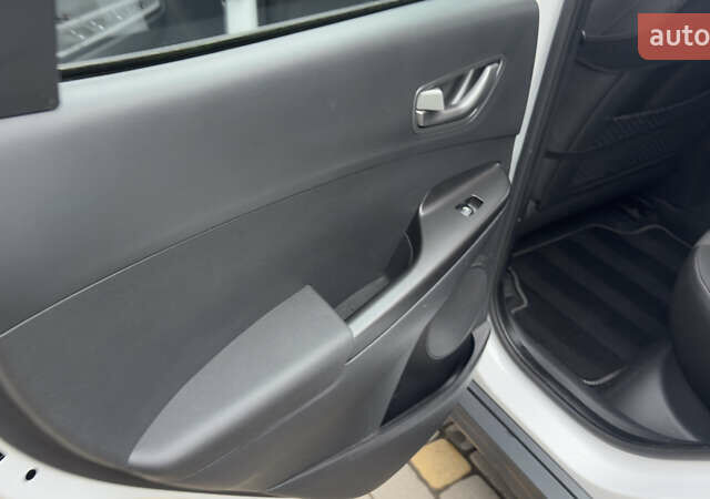 Белый Хендай Kona Electric, объемом двигателя 0 л и пробегом 124 тыс. км за 17494 $, фото 31 на Automoto.ua