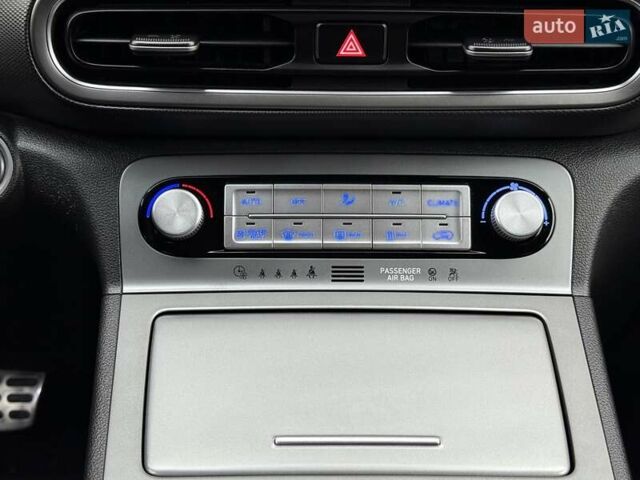 Белый Хендай Kona Electric, объемом двигателя 0 л и пробегом 64 тыс. км за 21499 $, фото 55 на Automoto.ua