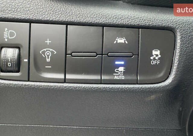 Белый Хендай Kona Electric, объемом двигателя 0 л и пробегом 124 тыс. км за 17494 $, фото 65 на Automoto.ua