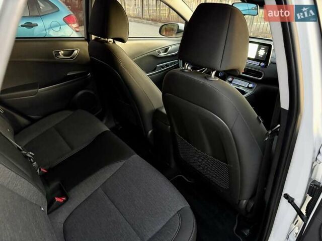 Белый Хендай Kona Electric, объемом двигателя 0 л и пробегом 78 тыс. км за 17250 $, фото 84 на Automoto.ua